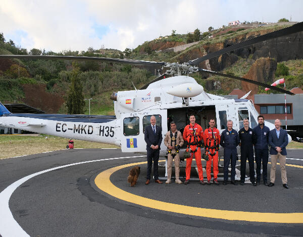 Equipa Helitransportada na valência de Recuperador-Salvador - Busca e Salvamento em terra realiza o primeiro resgate.