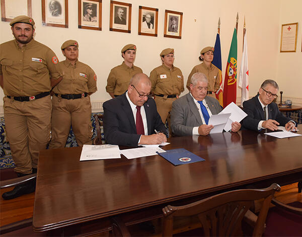 Governo Regional apoia Cruz Vermelha na aquisição de uma nova ambulância e fardamento