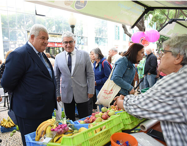 Governantes da Saúde e Agricultura visitam o Mercado de Agricultura Biológica