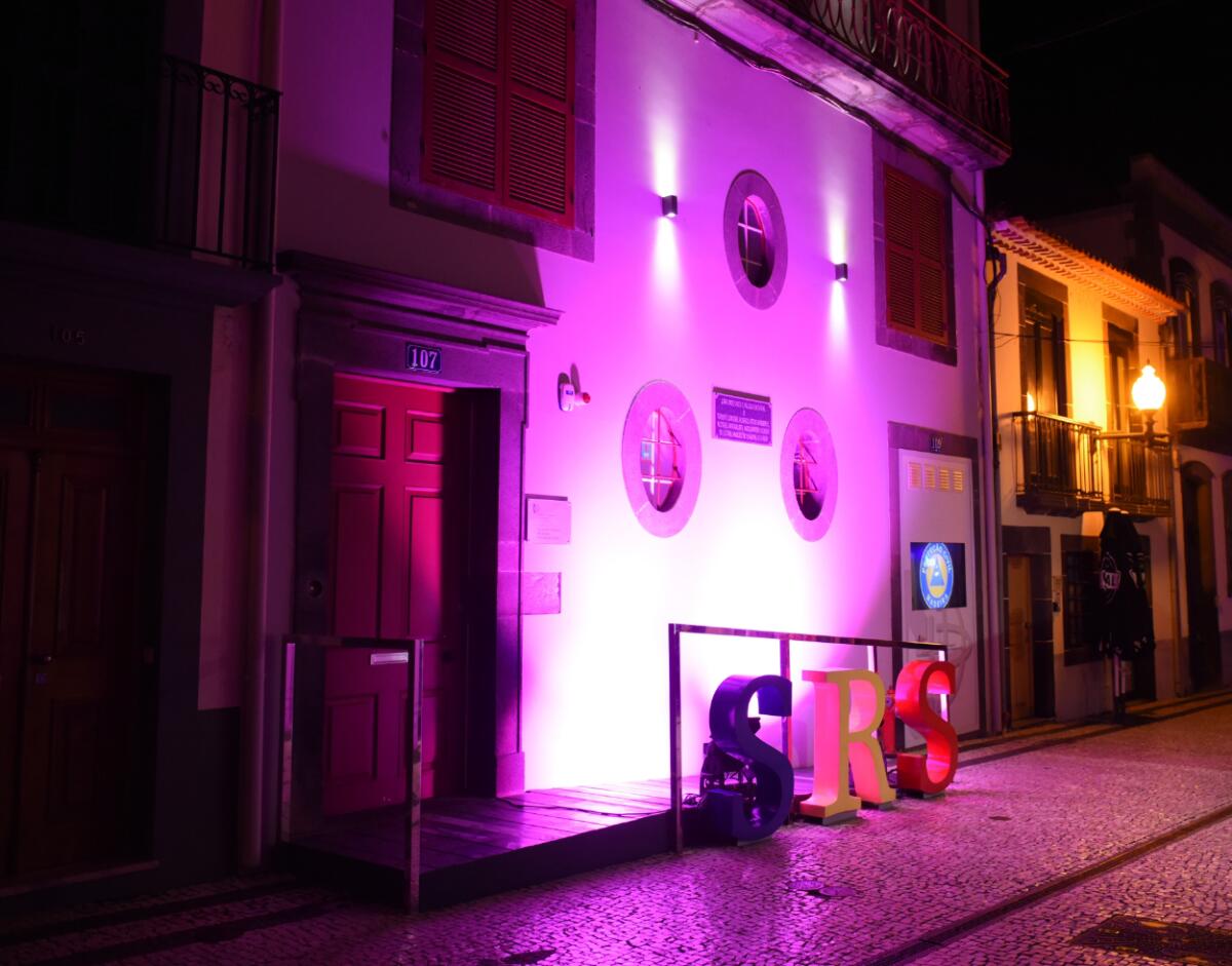 Edifício da Secretaria Regional de Saúde volta a iluminar-se de cor-de-rosa para assinalar Dia Nacional de Prevenção do Cancro da Mama