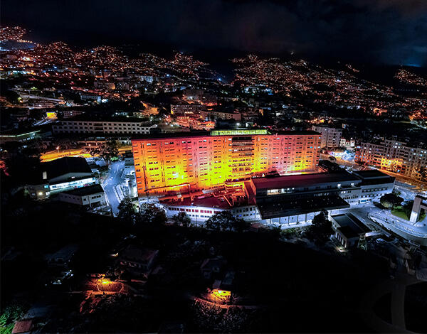 Saúde iluminou fachadas de laranja para assinalar Dia Mundial da Segurança do Doente