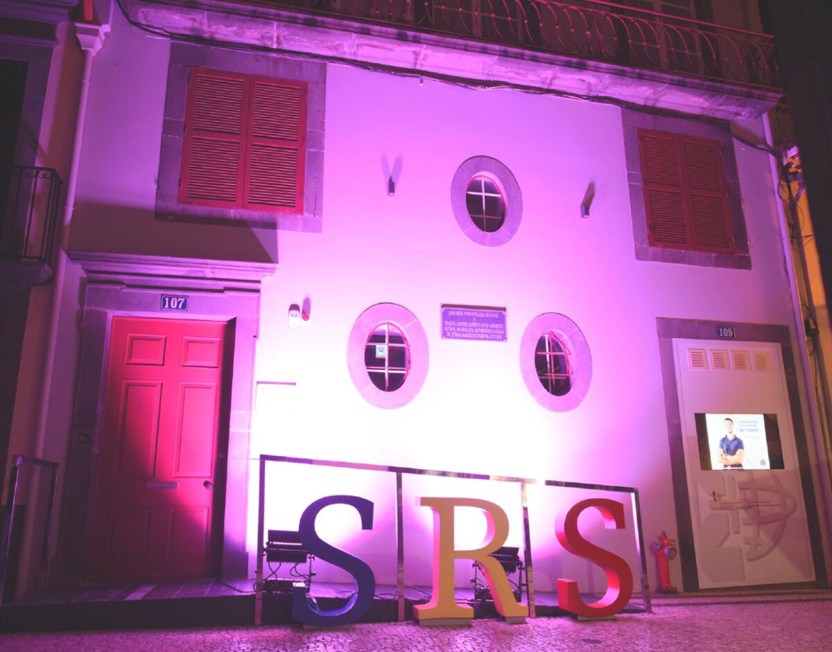 Secretaria Regional de Saúde e Proteção Civil ilumina-se de cor-de-rosa para assinalar mês da prevenção do cancro da mama