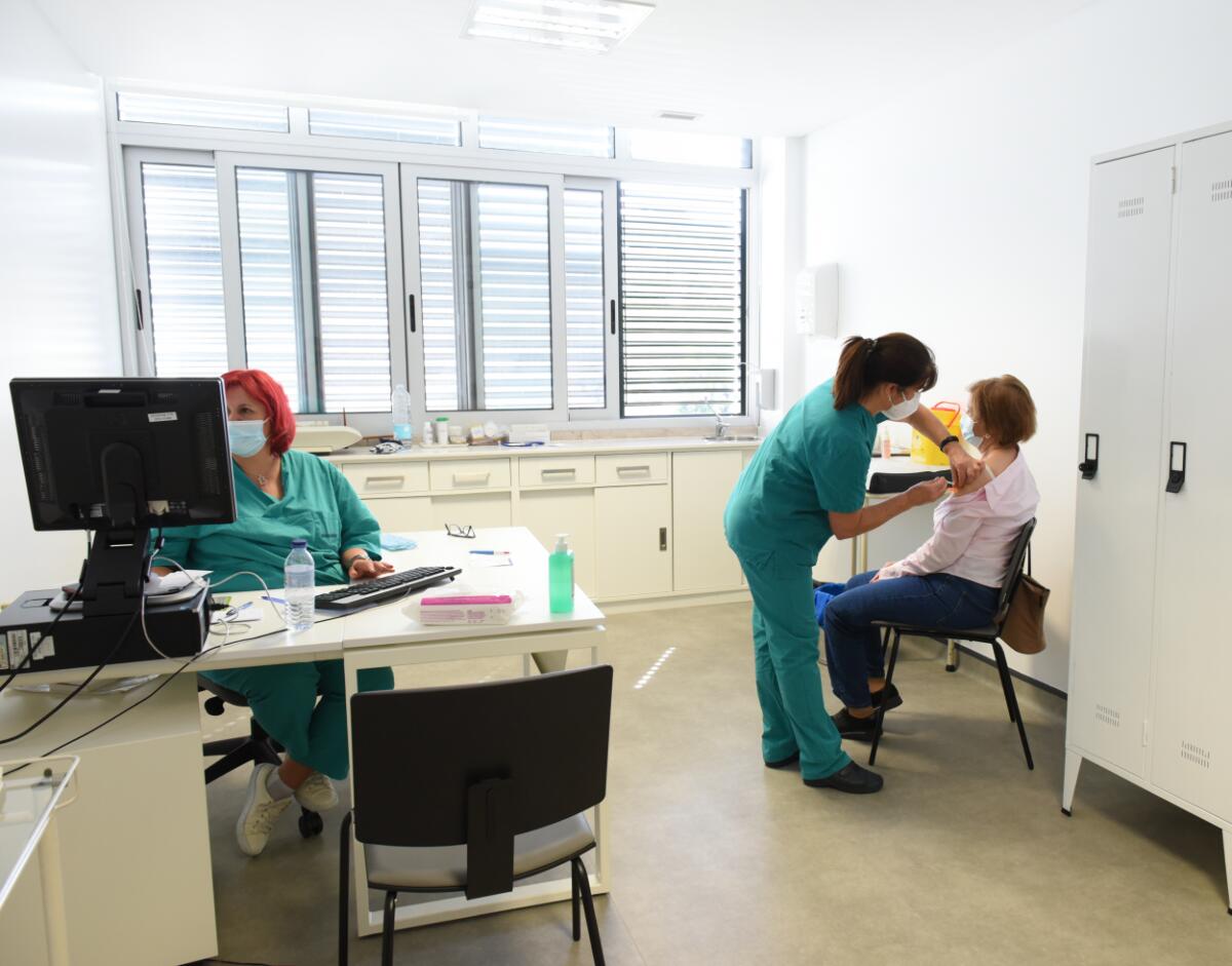 4ª dose da vacina contra a COVID-19 disponível para a população com idade igual ou superior a 18 anos