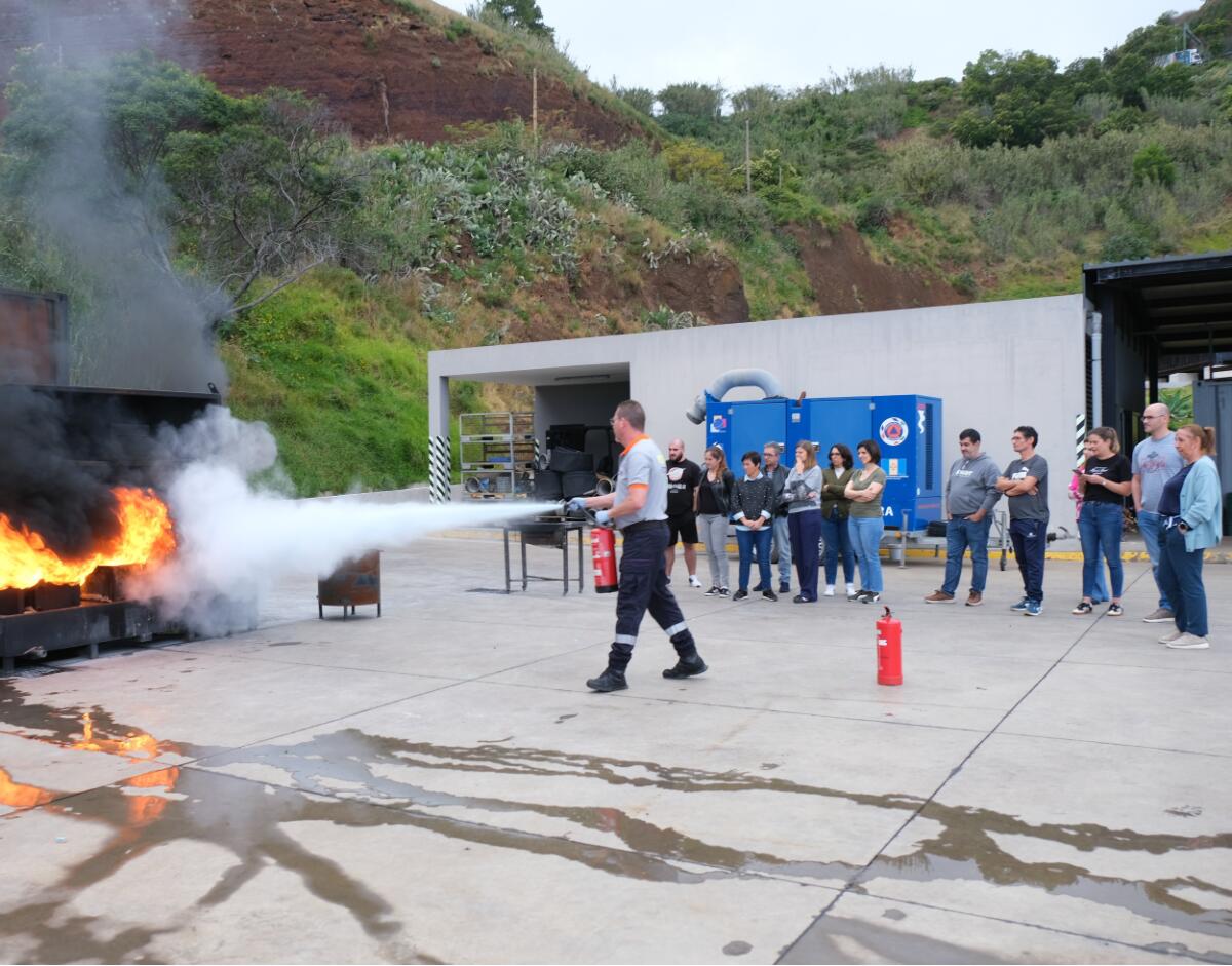 Proteção Civil Regional forma 64 colaboradores do SESARAM na área de combate a incêndios e evacuação de edifícios.