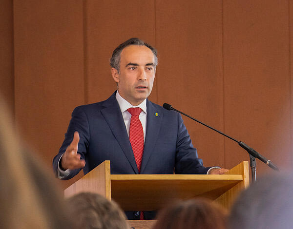 Houve mais receita, mas a carga fiscal continua a diminuir