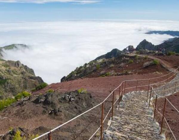 Todos os percursos entre o Pico do Areeiro e o Pico Ruivo iniciam-se às 8 horas no Pico do Areeiro