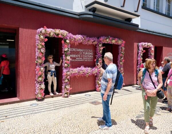 Portadas floridas da SRTAC na Avenida Arriaga conquistam olhares e máquinas fotográficas dos turistas