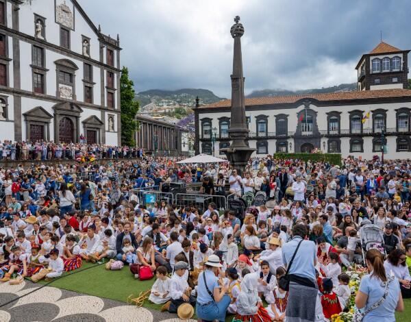 Centenas de crianças constroem Muro da Esperança em gesto de paz