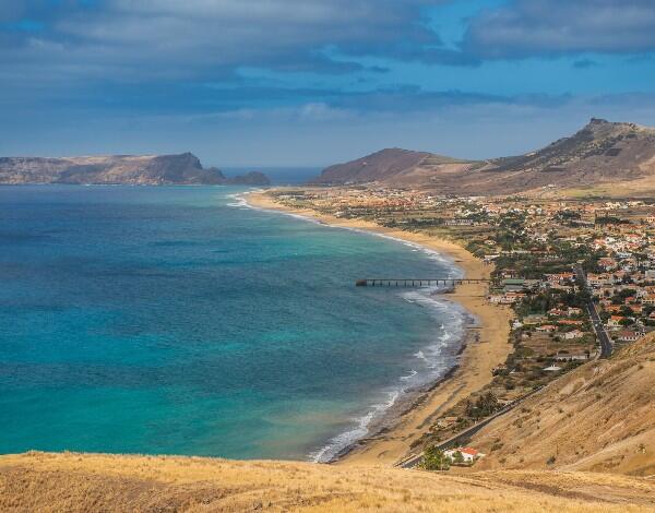 Porto Santo recebe operação de recarga de 170 mil metros cúbicos de areia para travar erosão costeira