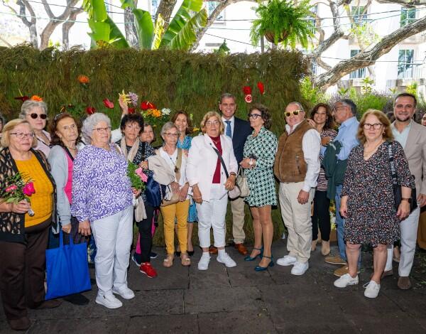 Muro da Solidariedade demonstra “linguagem universal da flor”