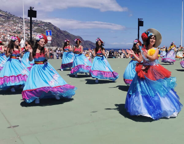Atuações dos Grupos da Flor  com enchentes neste primeiro dia