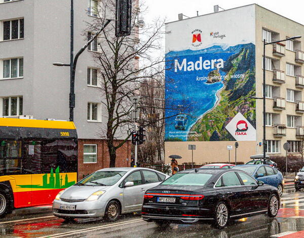 Madeira promovida na Polónia com outdoors que filtram Varsóvia