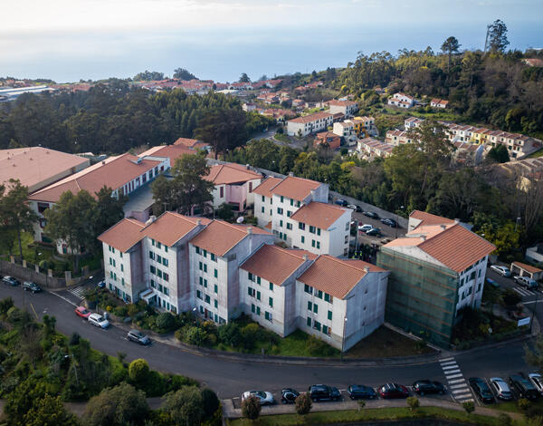 Governo Regional prevê estender intervenções de reabilitação energética a todo o parque habitacional público