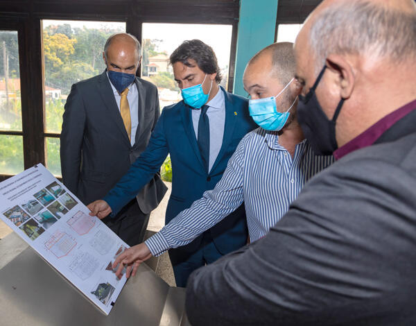 Antiga piscina da Escola Básica e Secundária Dr. Ângelo Augusto da Silva adaptada em pavilhão multiusos