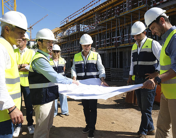 Pedro Rodrigues destaca compromisso com habitação durante visita a obra no Funchal