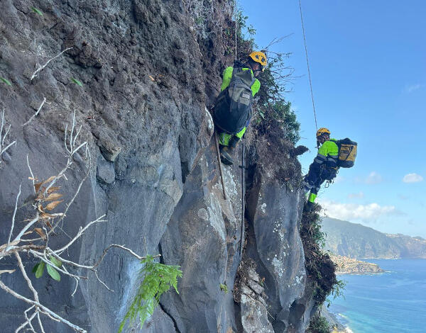 Rocheiros procedem à remoção de blocos instáveis na VE2 junto ao Túnel da Ribeira do Inferno