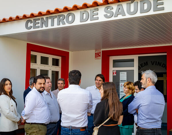 Pedro Fino visita obras de reabilitação da Escola do Lombo de São João e do Centro de Saúde e Cívico do Campanário