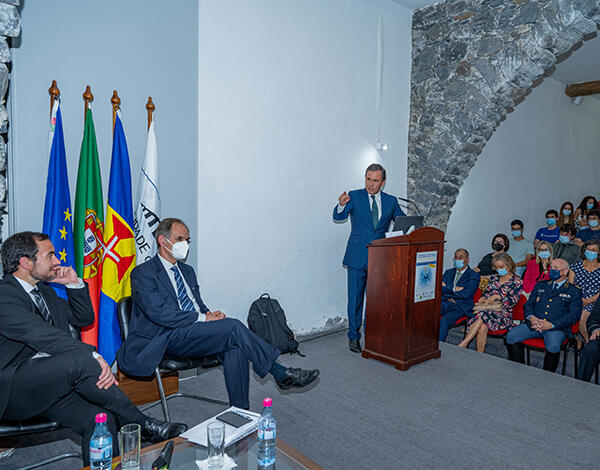 Democratização no acesso a bens e serviços