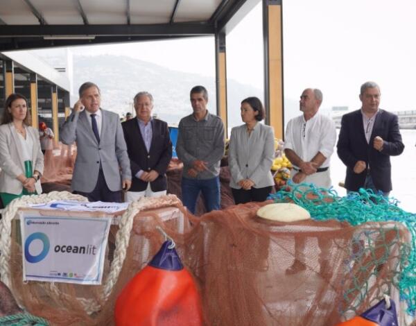 Embarcações de pesca recebem bandeira por recolherem lixo do mar