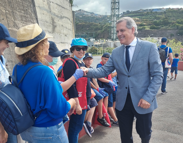600 alunos de Câmara de Lobos e do Funchal fazem corrente pelo mar 