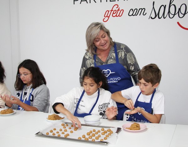 20 crianças aprendem tradição das broas de mel na ‘Cozinha de Afetos’
