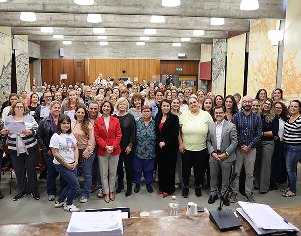 Secretária Regional da Inclusão participa na entrega de sacos reutilizáveis à AMI em iniciativa de voluntariado escolar