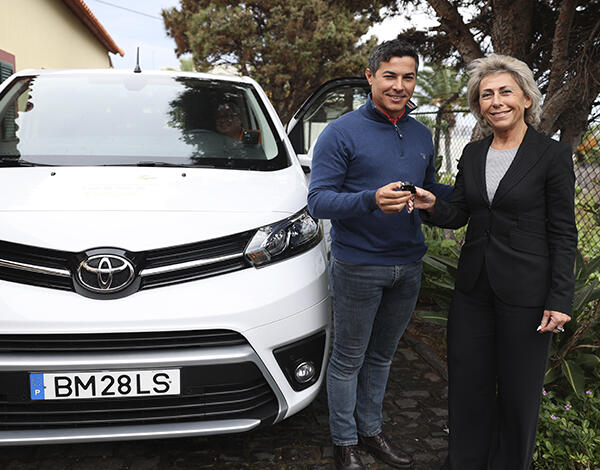 Secretária da Inclusão entrega viatura adaptada à Casa do Povo do Caniçal