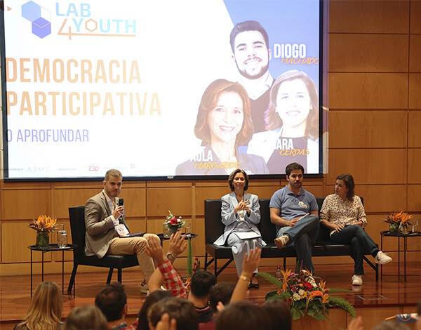 Debate sobre a democracia junta mais de meia centena de jovens