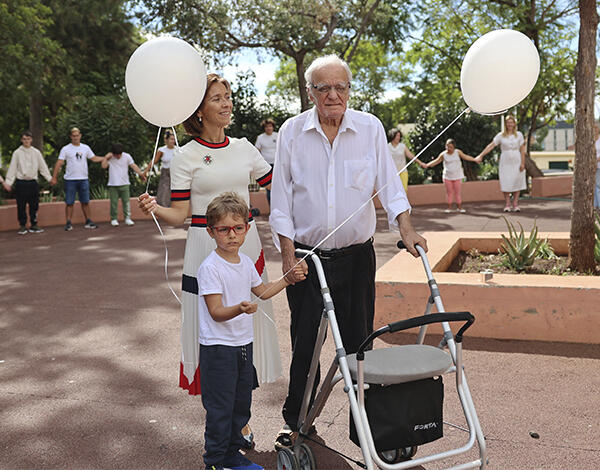 Paula Margarido participa em cordão humano no Centro Luís de Camões e destaca simbolismo da paz e da inclusão