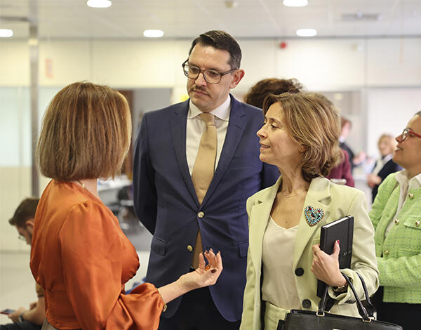 Desemprego recua para níveis históricos de 2005