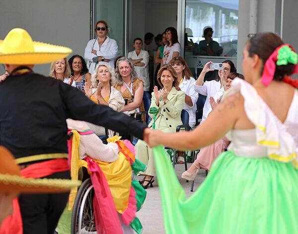 Centro de inclusão social celebra aniversário com festa mexicana.