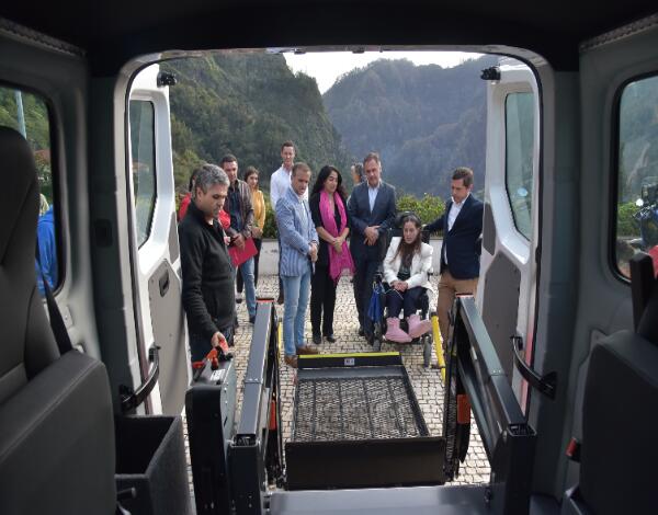 Carrinha adaptada facilita transporte