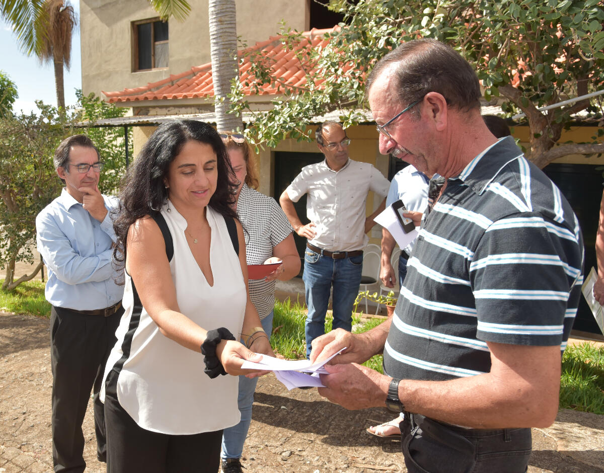 Rafaela Fernandes distribui apoio aos apicultores