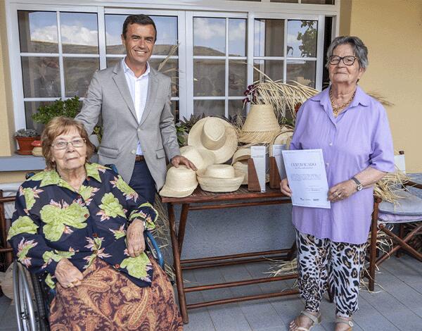 Nuno Maciel distingue artesãs do Porto Santo