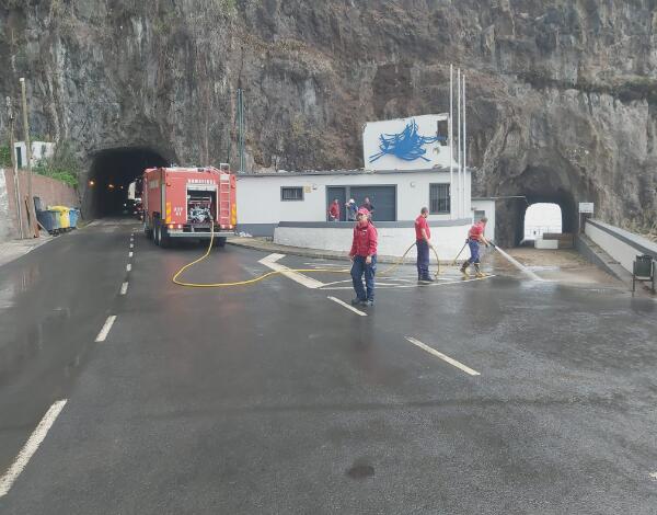 Concluída a limpeza da estrada municipal após intervenção na escarpa