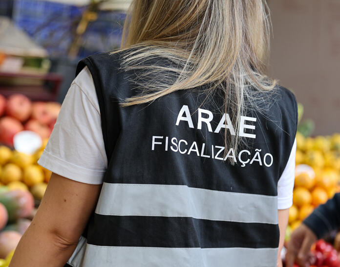 ARAE fiscaliza 30 bancas no mercado dos lavradores e deteta irregularidades em livros de reclamações