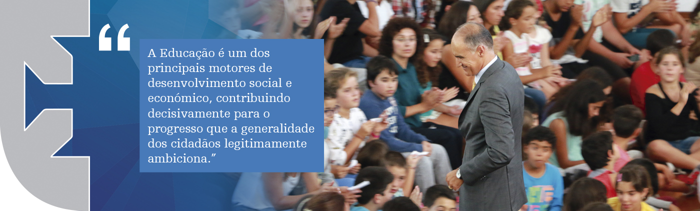 A Educação é um dos principais motores de desenvolvimento social e económico, contribuindo decisivamente para o progresso que a generalidade dos cidadãos legitimamente ambiciona.